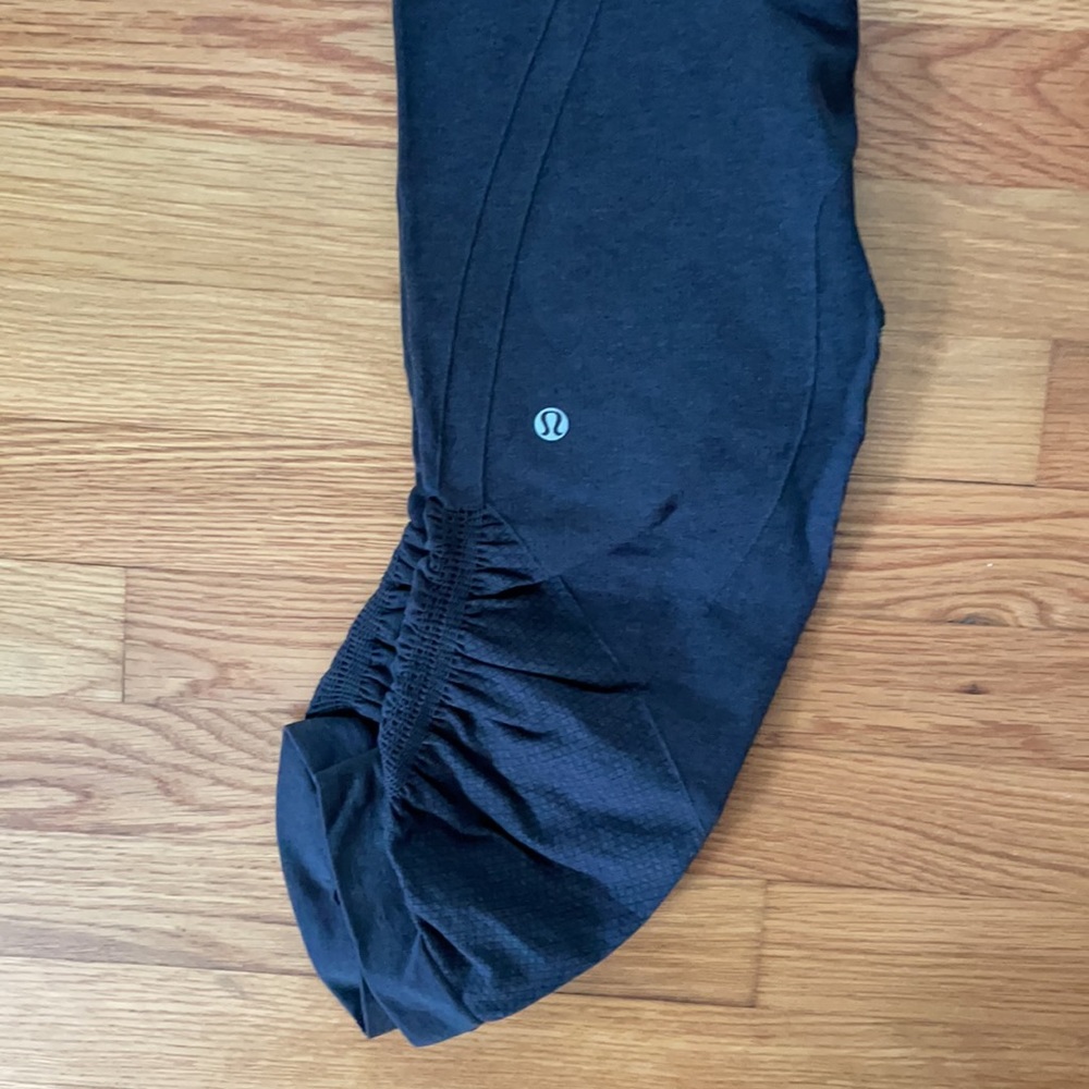 Like new Lululemon Crops, Sz 6 - Picture 3 of 3